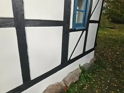 Renovering av korsvirkeshus med lera på Österlen